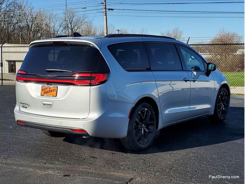New 2026 Chrysler Pacifica Select