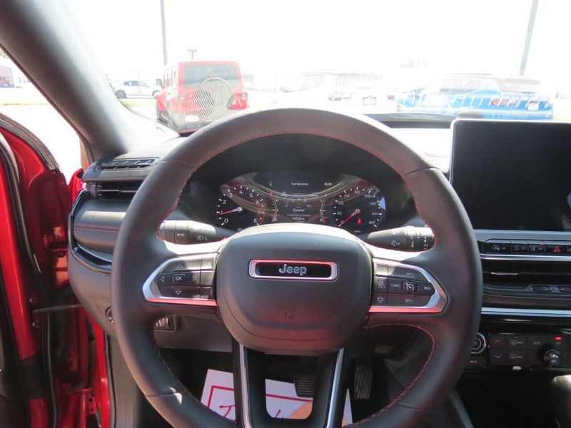 Used 2025 Jeep Compass Trailhawk 4x4 4dr SUVImage 12