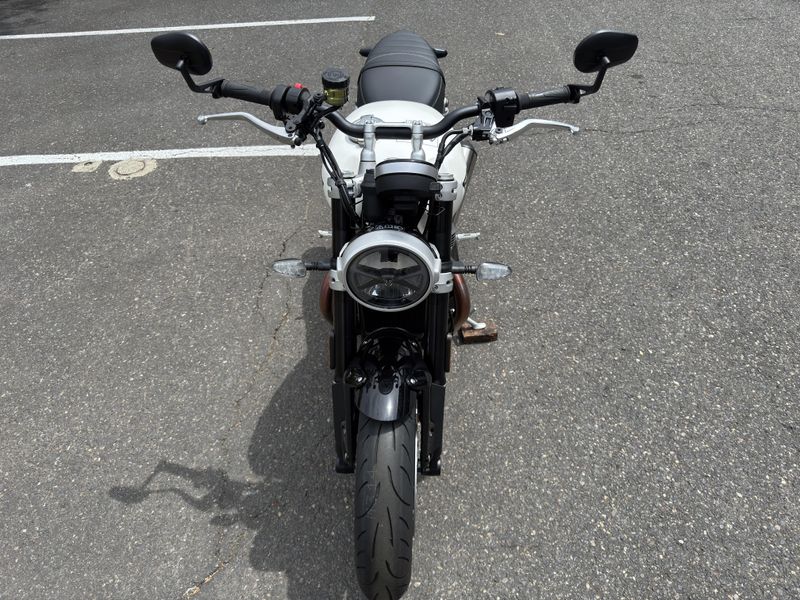 2025 Triumph Speed Twin 1200 - CRYSTAL WHITE - SAPPHIRE BLACK 