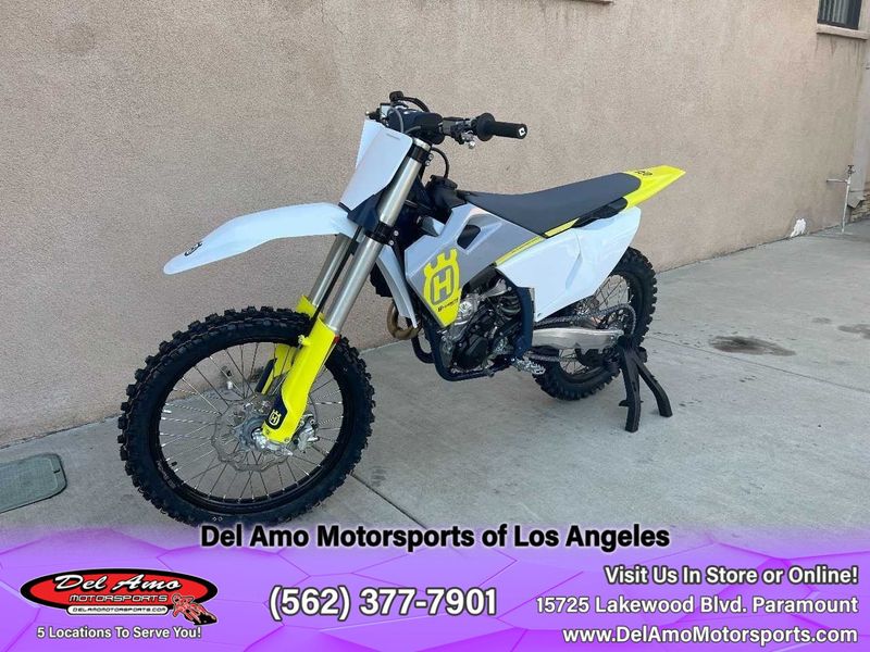 2024 HUSQVARNA FC 250  in a WHITE exterior color. Del Amo Motorsports of Los Angeles (562) 262-9181 delamomotorsports.com 