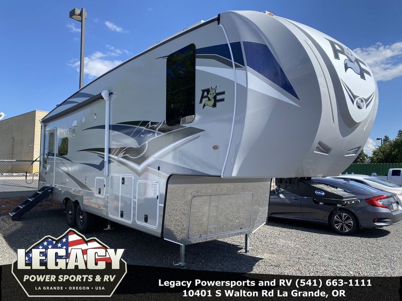 2024 ARCTIC FOX 29-5T  in a CARBON exterior color. Legacy Powersports 541-663-1111 legacypowersports.net 