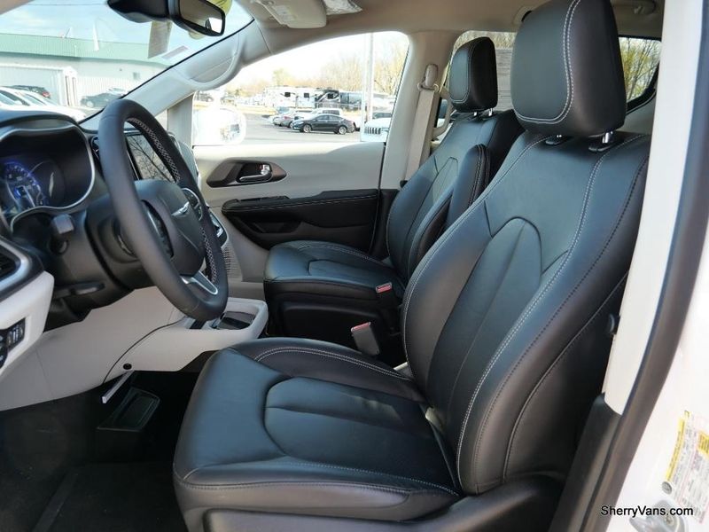 2022 Chrysler Pacifica Touring LImage 34