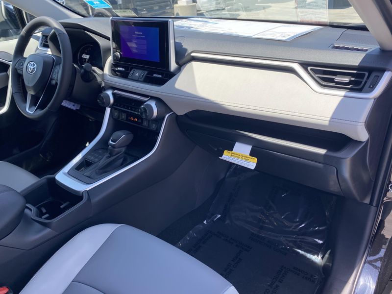 2025 Toyota RAV4 XLE PremiumImage 9