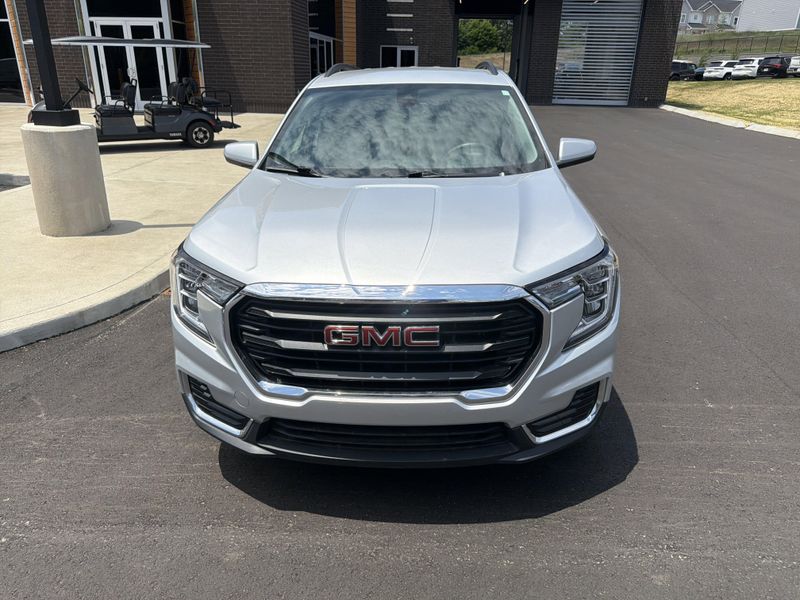 Used 2022 GMC Terrain SLEImage 3