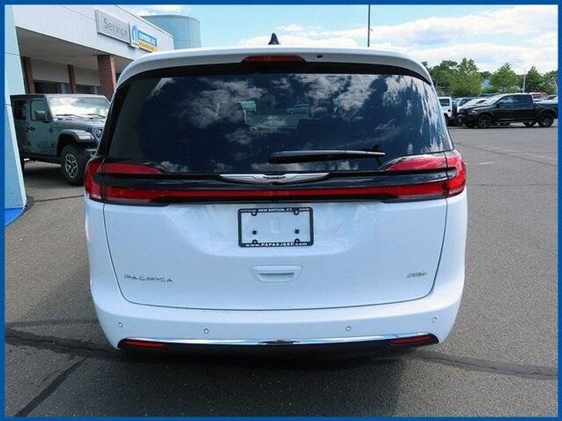 New 2025 Chrysler Pacifica SelectImage 6