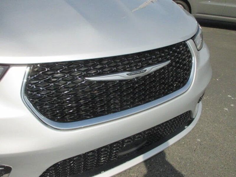 2023 Chrysler Pacifica Touring LImage 4