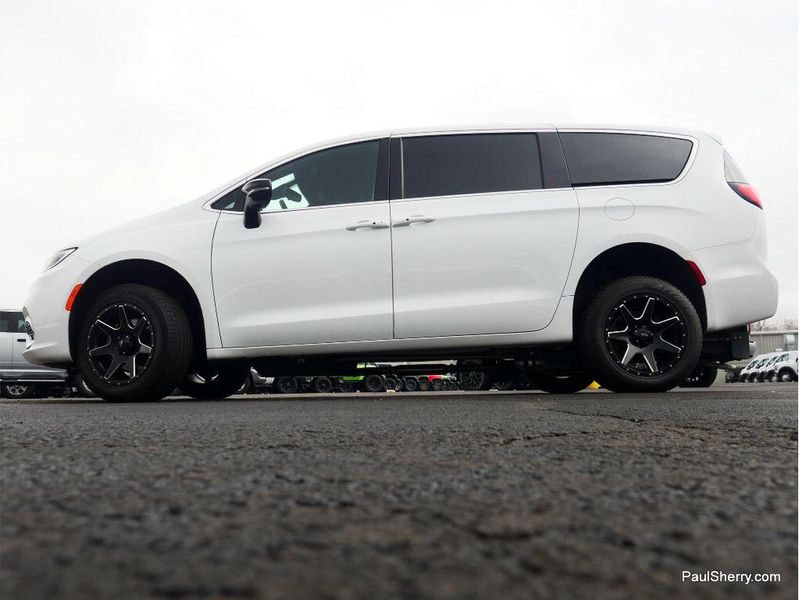 Used 2024 Chrysler Pacifica Touring