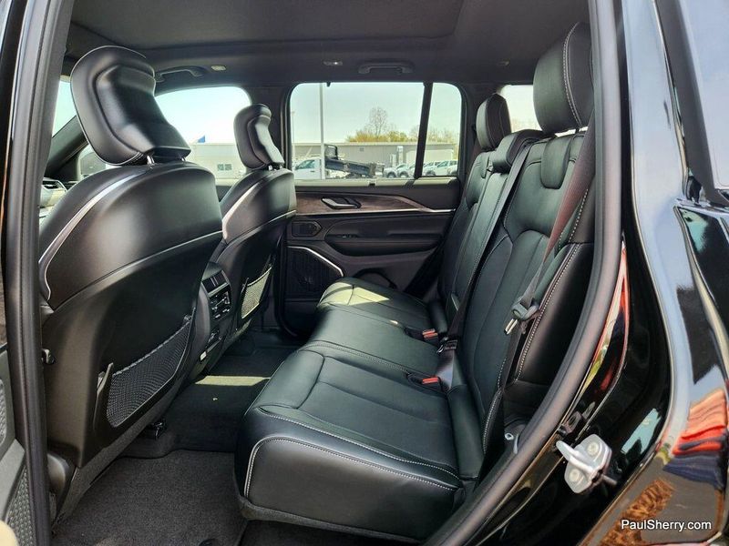 New 2025 Jeep Grand Cherokee Overland 4x4Image 38