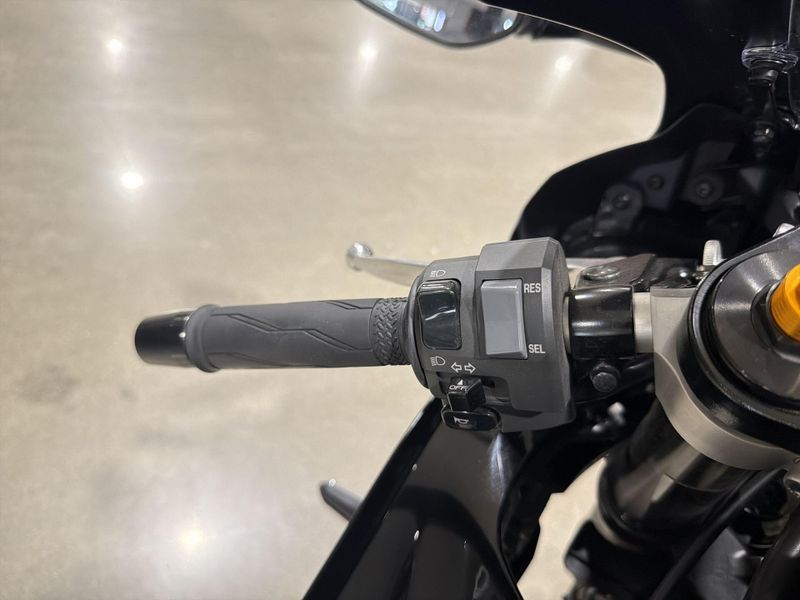 Used 2025 Yamaha YZF-R7 CA Image 22