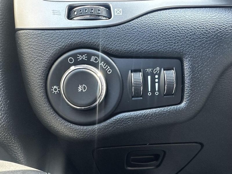 2021 Jeep Cherokee Altitude Latitude Lux photo 15