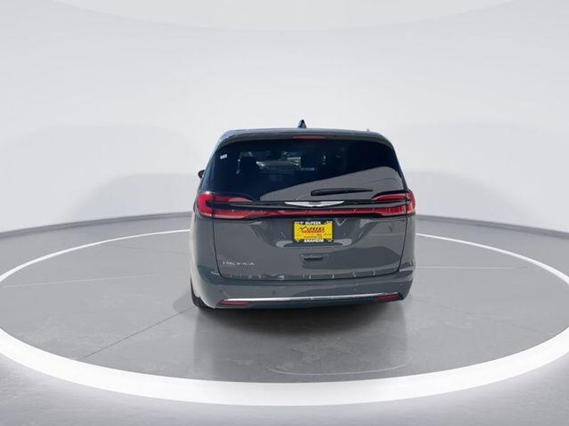 New 2025 Chrysler Pacifica SelectImage 7