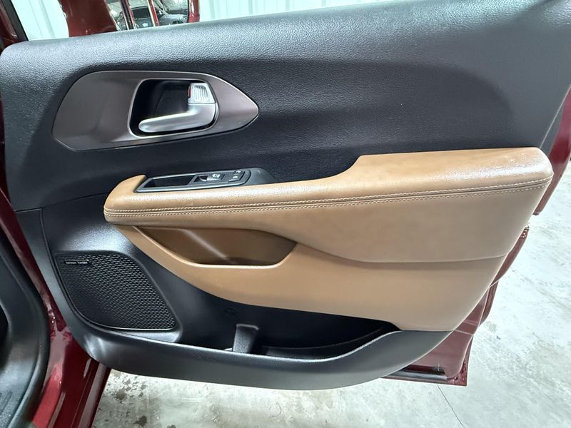 Used 2017 Chrysler Pacifica LimitedImage 10