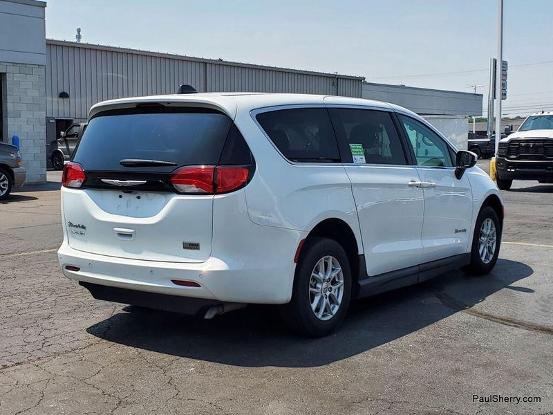 2022 Chrysler Voyager LXImage 5