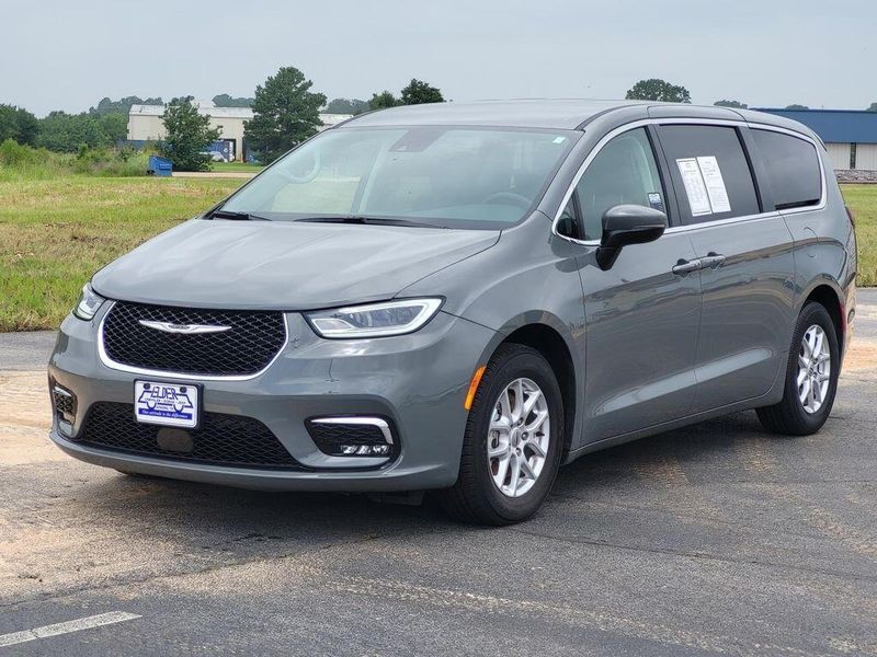 2023 Chrysler Pacifica Touring LImage 3