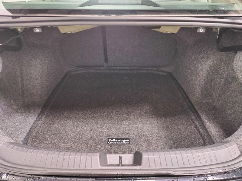 Used 2025 Volkswagen Jetta SEL w/Sunroof & NavigationImage 30