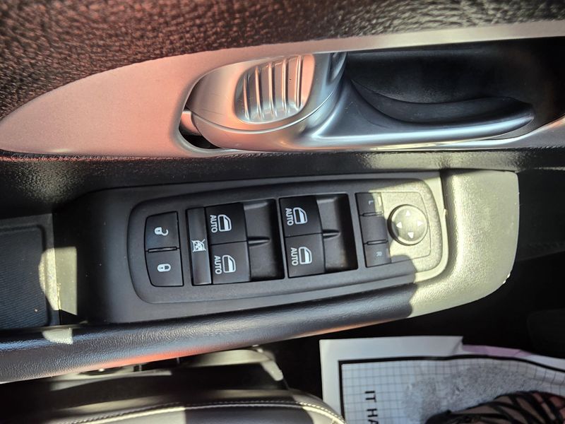 Used 2023 Chrysler Pacifica Touring LImage 22