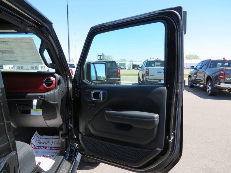 2023 Jeep Gladiator Rubicon 4x4 4dr Crew Cab 5.0 ft. SBImage 23