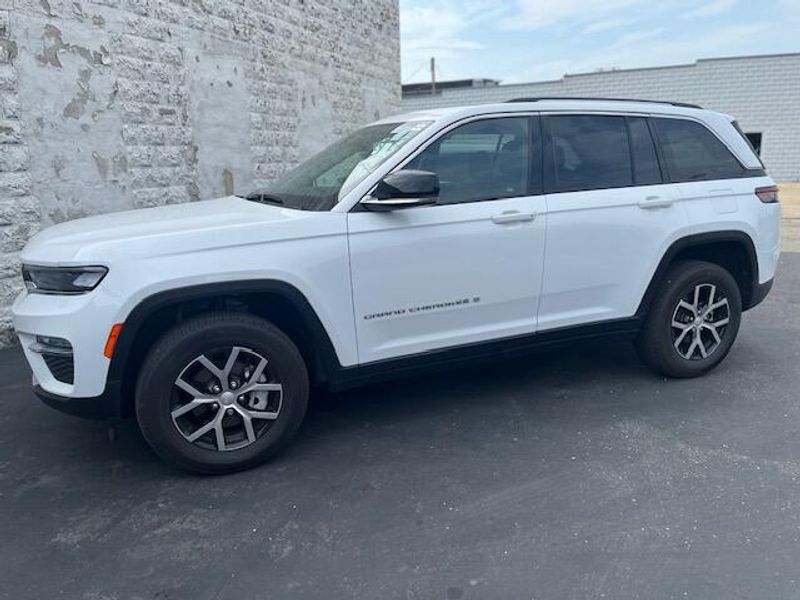 Used 2023 Jeep Grand Cherokee Image 2