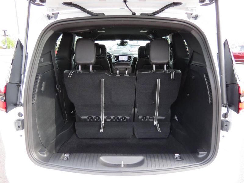 New 2026 Chrysler Pacifica SelectImage 24