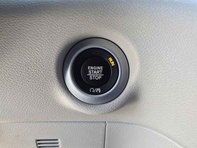 Used 2023 Chrysler Pacifica Touring L FWD