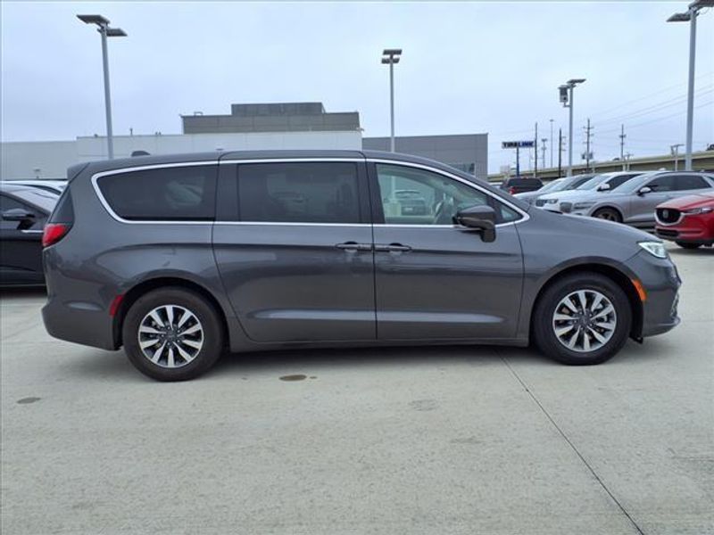 2022 Chrysler Pacifica Hybrid Touring LImage 11