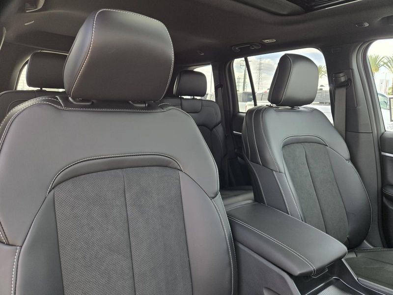 New 2026 Jeep Grand Cherokee Laredo Altitude 4x2