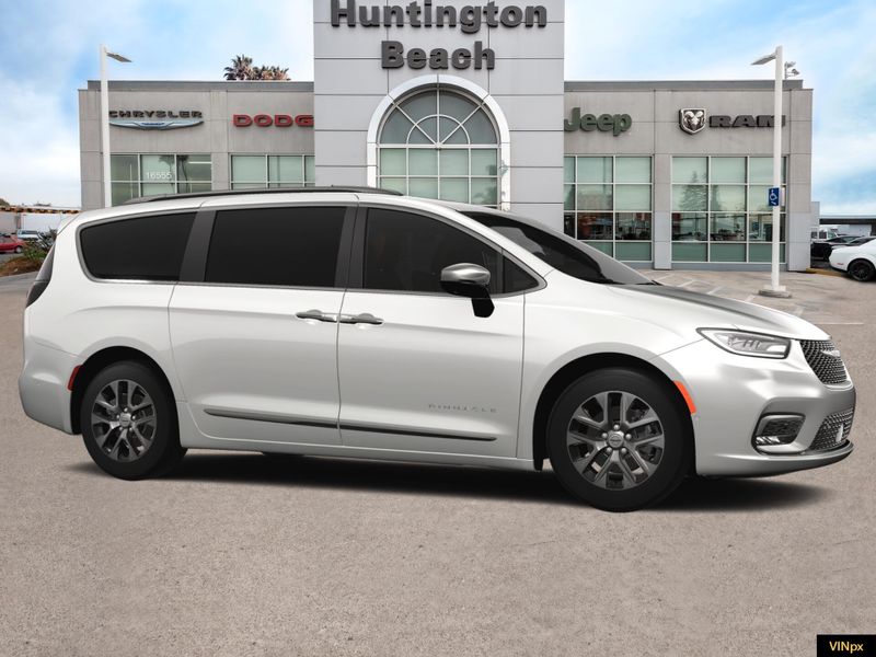 2025 Chrysler Pacifica Hybrid PinnacleImage 10