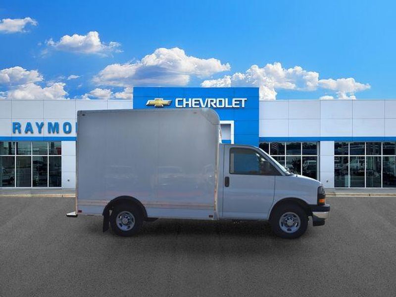 New 2026 Chevrolet Express 3500 Work VanImage 2