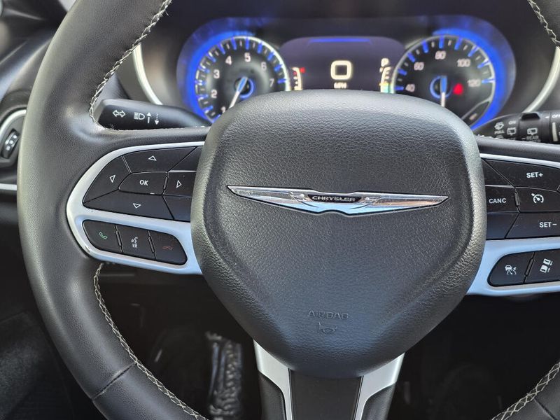 Used 2025 Chrysler Pacifica Select