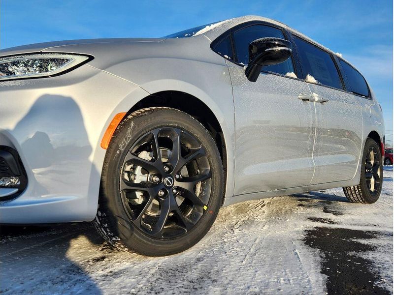New 2026 Chrysler Pacifica Select