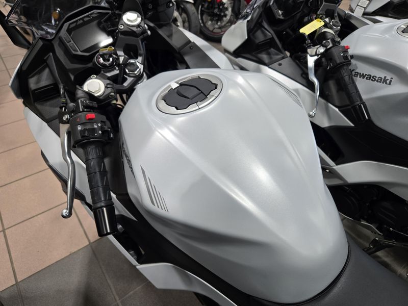 2025 Kawasaki NINJA 500 ABS METALLIC MATTE WHITISH SILVER AND METALLIC MOONDUST GRAYImage 7