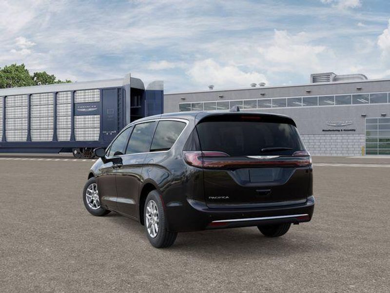 New 2026 Chrysler Pacifica SelectImage 3