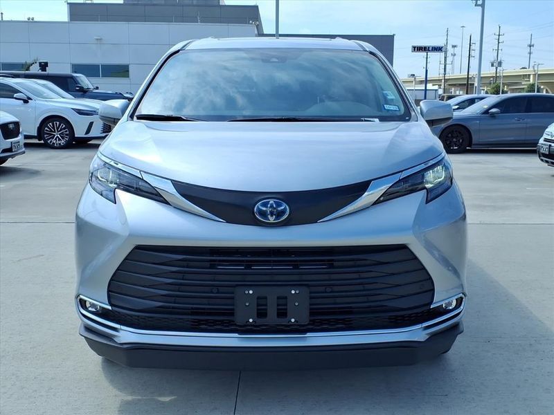 Used 2024 Toyota Sienna XLEImage 4