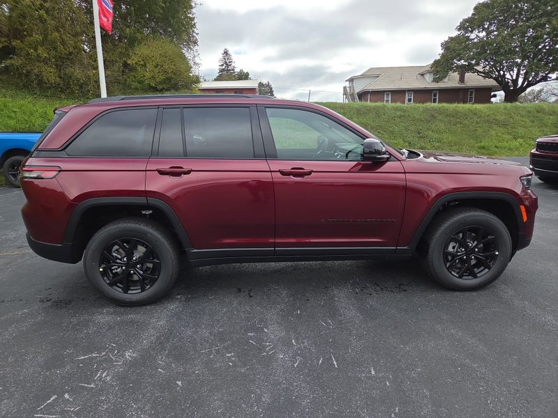 2025 Jeep Grand Cherokee Altitude photo 2