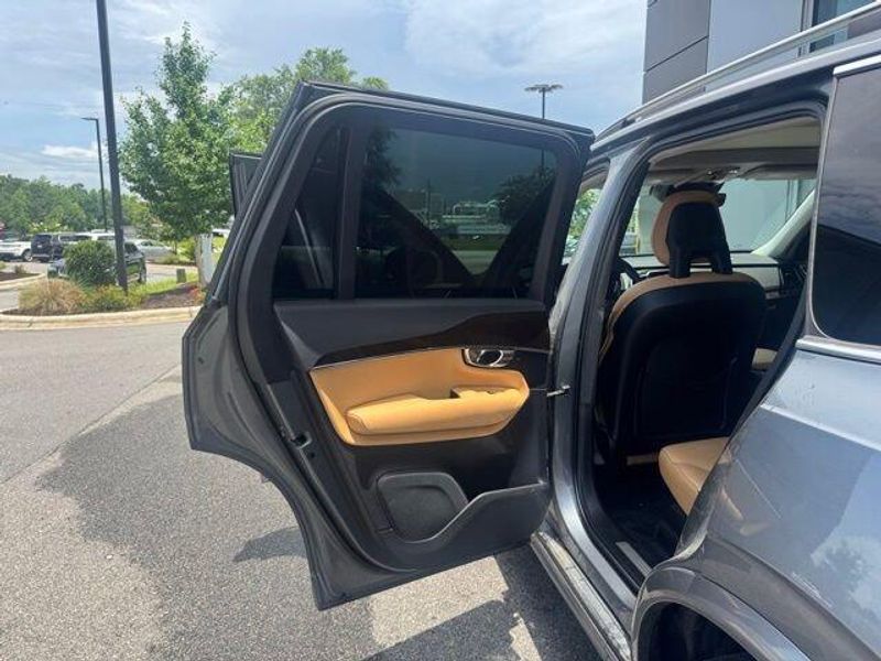 2016 Volvo XC90 T6 Momentum