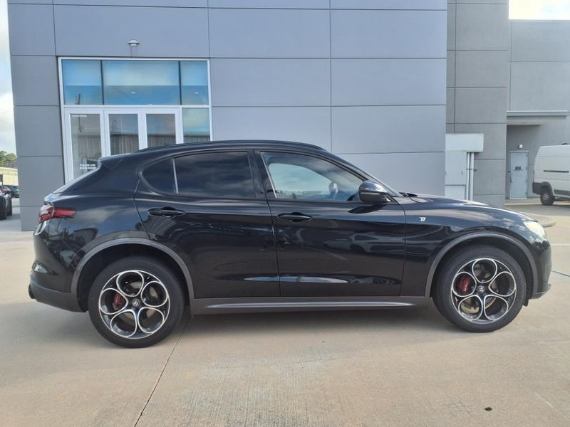 Used 2022 Alfa Romeo Stelvio TiImage 9
