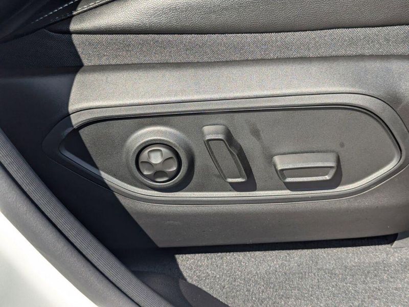 New 2024 Jeep Grand Cherokee L Limited 4x2Image 13