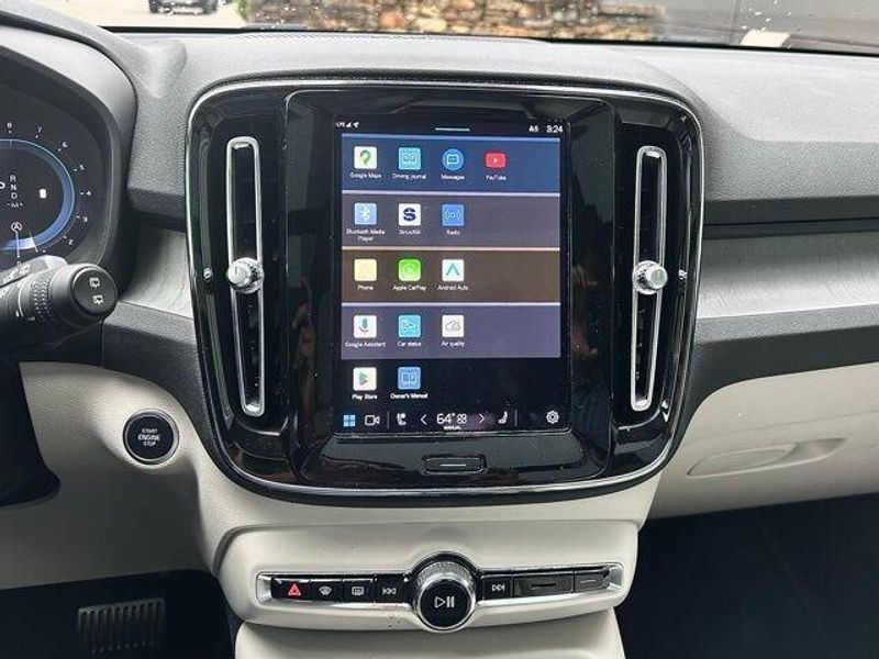 2024 Volvo XC40 Plus Bright Theme