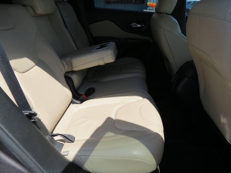 Used 2017 Jeep Cherokee Limited 4x4 4dr SUVImage 11