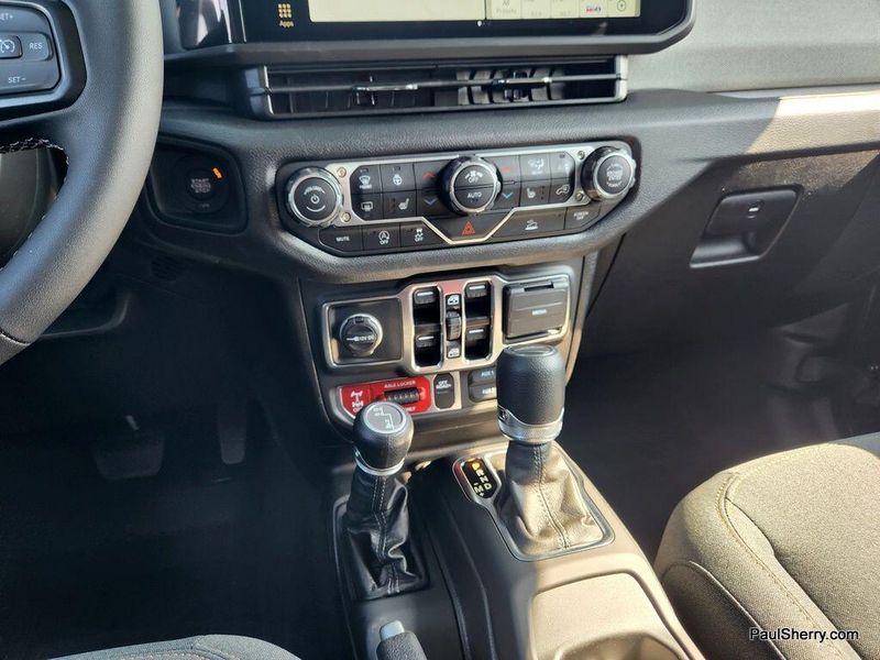 2025 Jeep Gladiator Willys photo 35