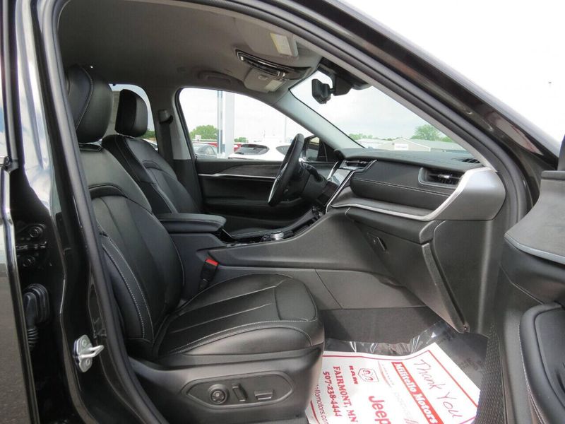 Used 2023 Jeep Grand Cherokee L Limited 4x4 4dr SUVImage 41