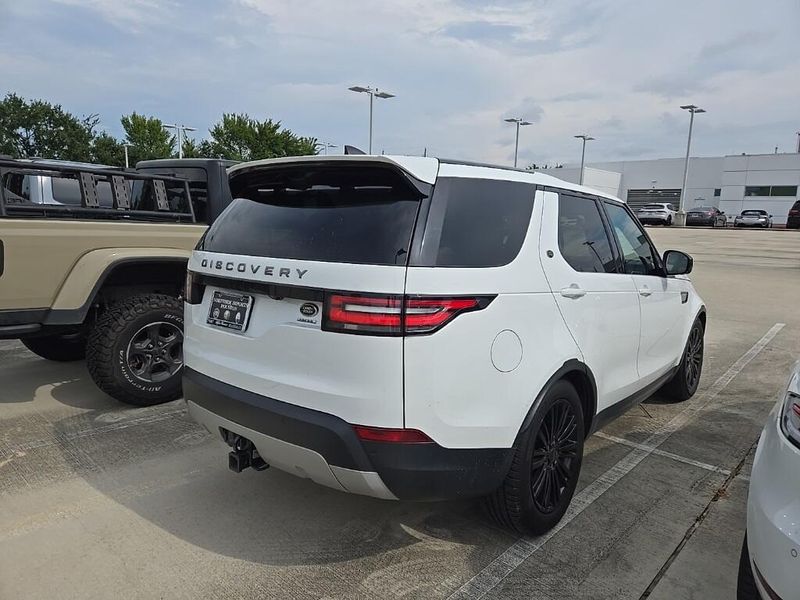 Used 2017 Land Rover Discovery HSEImage 3