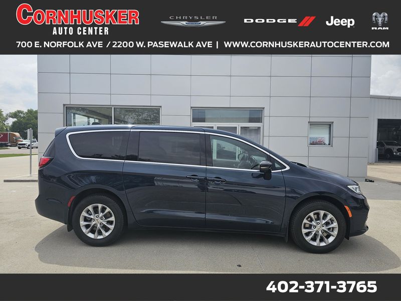 2025 Chrysler Pacifica SelectImage 1