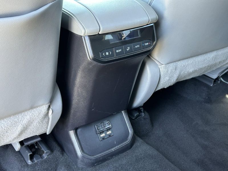 Used 2021 Toyota Highlander XLEImage 16