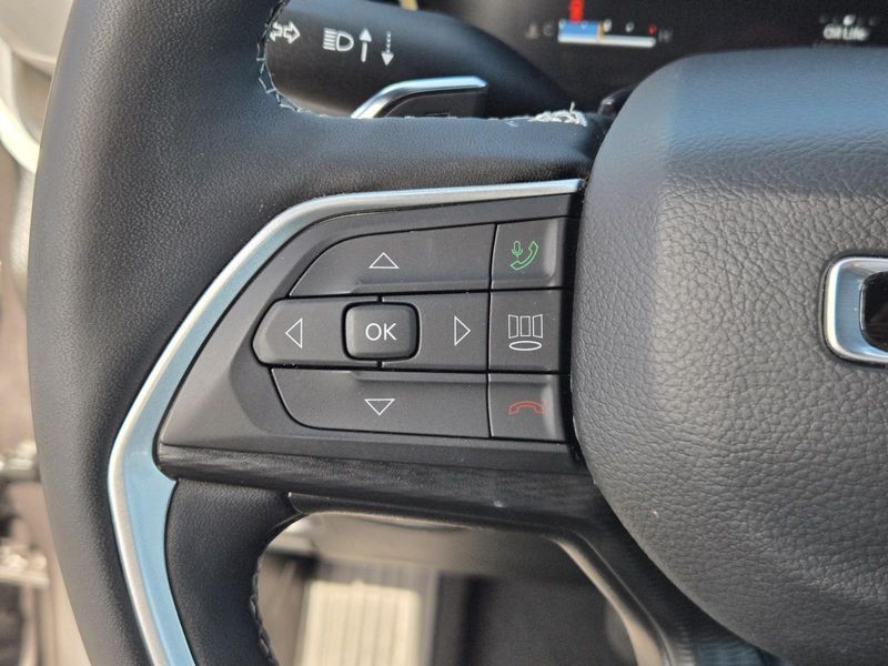 Used 2025 Jeep Grand Cherokee Altitude X 4x2