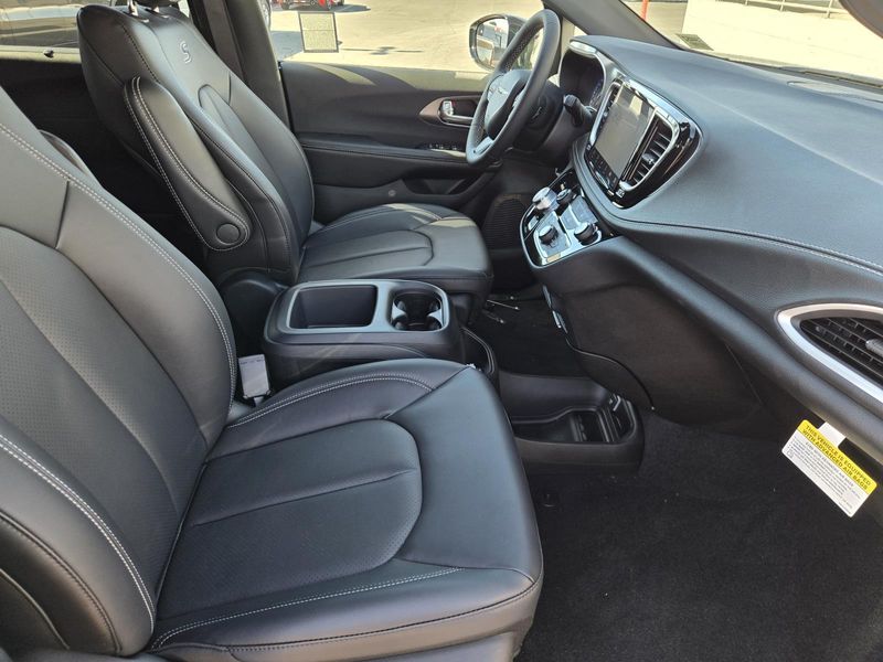 New 2026 Chrysler Pacifica Select
