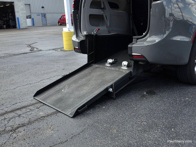 Used 2022 Chrysler Pacifica Touring L