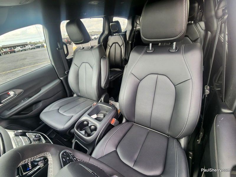 2025 Chrysler Voyager LXImage 3