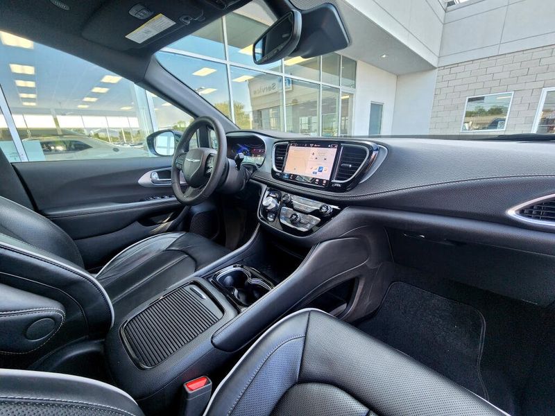 Used 2025 Chrysler Pacifica Limited S