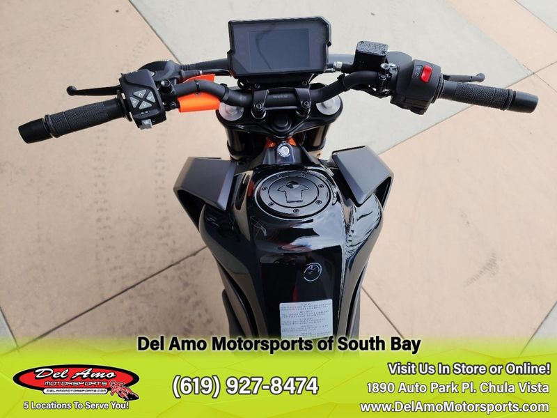 2023 KTM 390 DUKE  in a GREY exterior color. Del Amo Motorsports of South Bay (619) 547-1937 delamomotorsports.com 